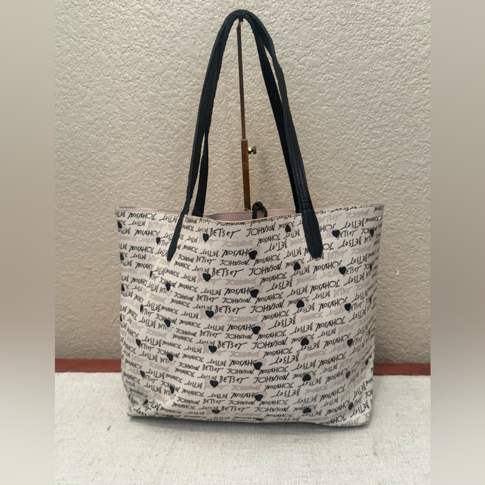 Betsy Johnson Black & Cream Tote w Pink Accents  & Lock & Key - Picture 4 of 16